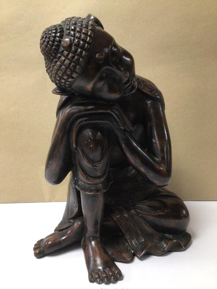 A LARGE FINISHED RESIN (TO GIVE A WOOD EFFECT) SEATED THAI BUDDHA, HEAD ON KNEE, 28CM IN HEIGHT - Image 2 of 3