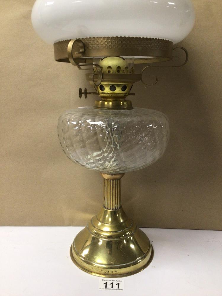 A LARGE VINTAGE BRASS OIL LAMP, UNTESTED, 52CM IN HEIGHT - Image 3 of 5