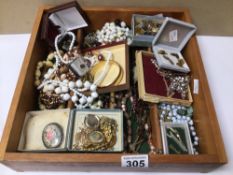 A BOX OF MIXED COSTUME JEWELLERY SOME VINTAGE INCLUDES 375 GOLD ITEMS
