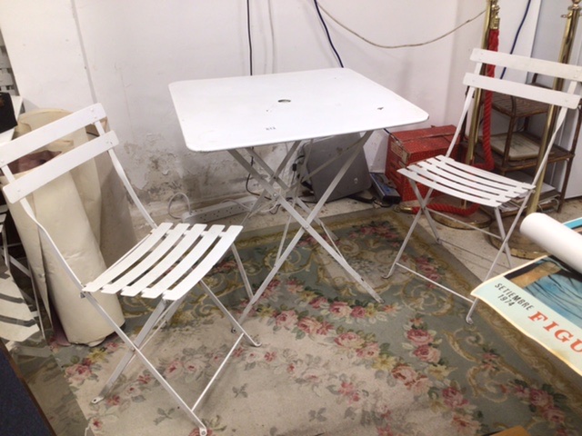 WHITE METAL FOLDING GARDEN TABLE WITH TWO METAL FOLDING CHAIRS - Image 2 of 4