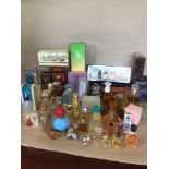 A COLLECTION OF LADIES PERFUME AND GENT’S COLOGNE, SOME BOXED AND SOME WITH CONTENTS, INCLUDES