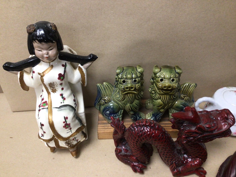 FOUR PIECES OF CHINESE PORCELAIN, SOME WITH CHARACTER MARKS TO BASE, INCLUDES FOO DOGS, A SEATED - Image 5 of 7