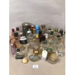 A MIXED COLLECTION OF MOSTLY EMPTY LADIES PERFUME BOTTLES, INCLUDES ARMANI, VERSACE, AND MORE