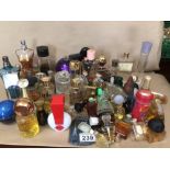 A MIXED COLLECTION OF MOSTLY EMPTY BOTTLES OF LADIES PERFUME, INCLUDES TWEED, GUERLAIN, AND MORE