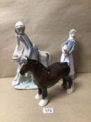 TWO LLADRO FIGURINES, TOGETHER WITH A BESWICK HORSE, LARGEST BEING 33CM IN HEIGHT