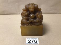 A CHINESE CARVED PIECE OF JADE OF DRAGONS, 10CM
