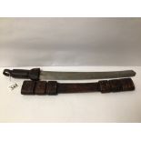 AN EARLY INDIAN SHORT SWORD WITH A LEATHER SCABBARD, LENGTH OF BLADE, 39CM