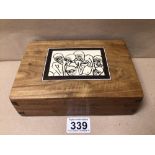 A VINTAGE WOODEN BOX WITH A PIECE OF EXPRESSIONISM ART TO THE LID, 20CM