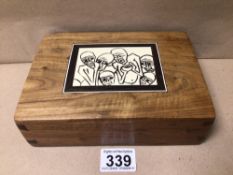 A VINTAGE WOODEN BOX WITH A PIECE OF EXPRESSIONISM ART TO THE LID, 20CM