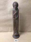 A MEDIEVAL SCULPTURE FIGURE IN SOAPSTONE BY TOM BAYLEY, 39CM