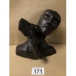 INDISTINCTLY SIGNED AND DATED BRONZED EFFECT SCULPTURE OF LOVERS, BEING 17CM IN HEIGHT