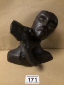 INDISTINCTLY SIGNED AND DATED BRONZED EFFECT SCULPTURE OF LOVERS, BEING 17CM IN HEIGHT