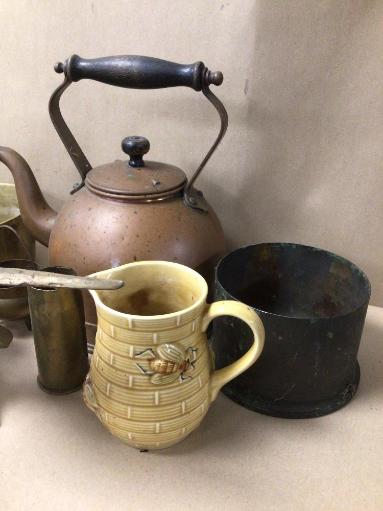 A MIXED BOX OF METAL WARE AND A SECLA MILK JUG, INCLUDES A BRASS FIGURE OF AN EAGLE, A COPPER - Image 2 of 5