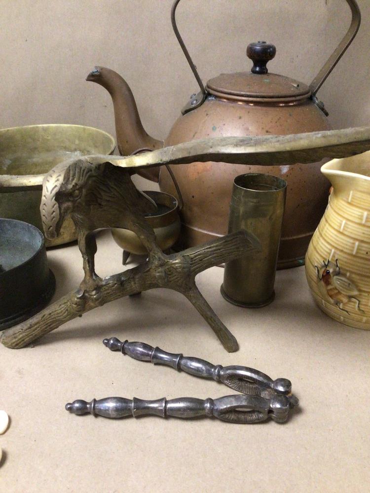 A MIXED BOX OF METAL WARE AND A SECLA MILK JUG, INCLUDES A BRASS FIGURE OF AN EAGLE, A COPPER - Image 3 of 5