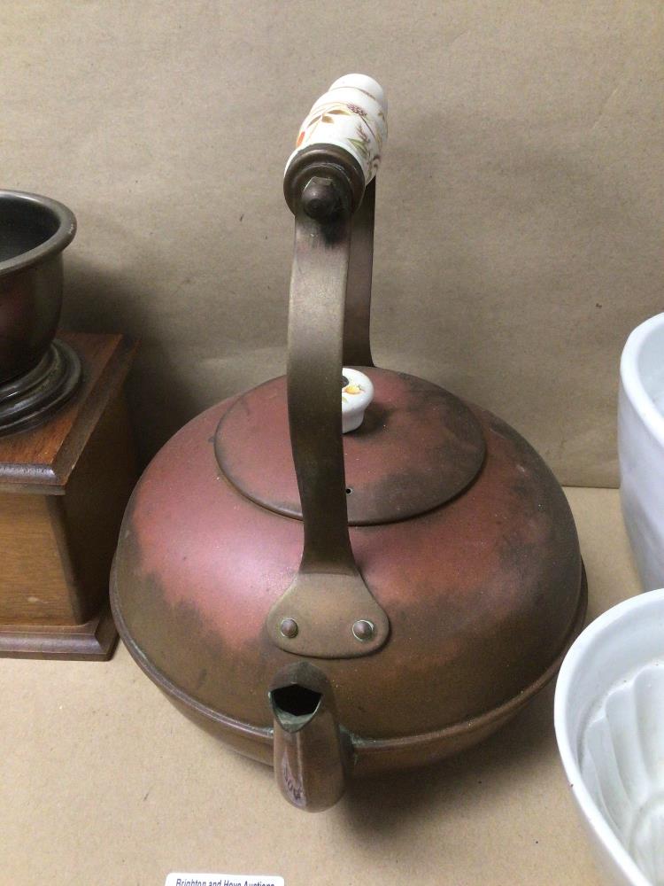 METAL AND WOOD COFFEE GRINDER WITH COPPER KETTLE/TEAPOT TOGETHER WITH THREE OTHERS - Image 3 of 4