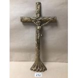 HEAVY WALL-MOUNTED CRUCIFIX IN BRASS, BEING 41CM IN HEIGHT