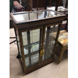 A MODERN FRENCH LIGHT UP DISPLAY CABINET, 90 X 60 X 30CM