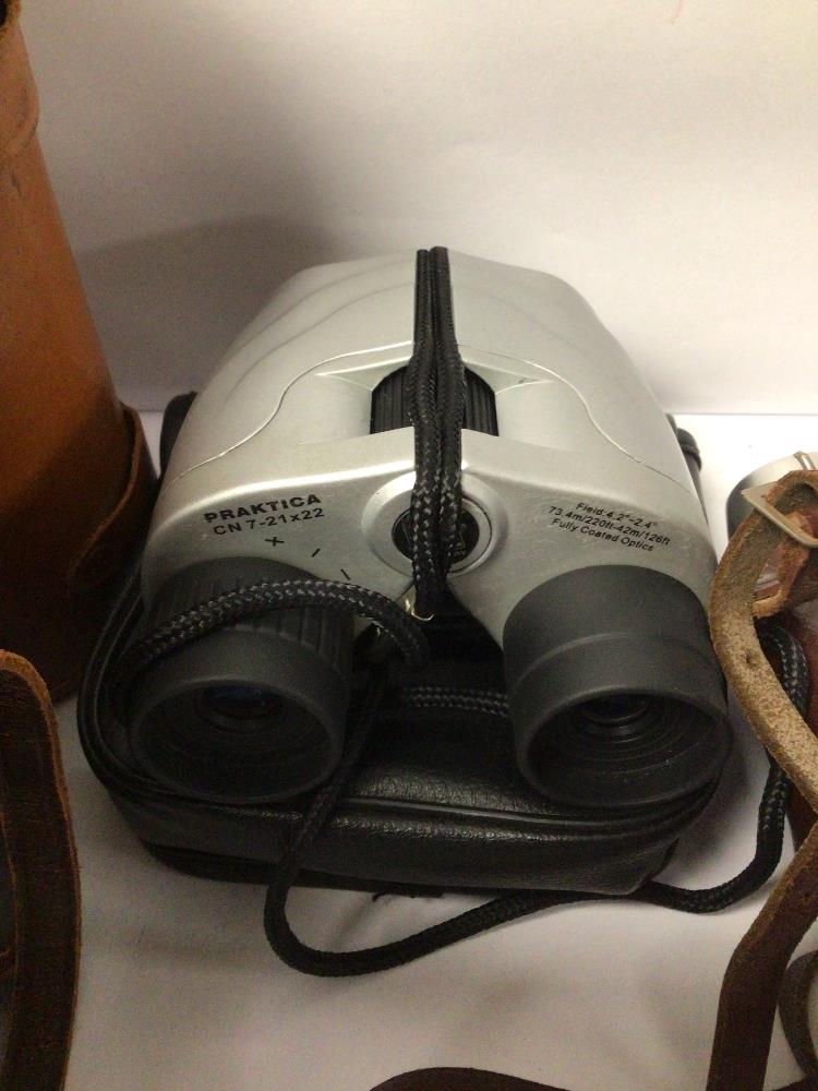 THREE VINTAGE BINOCULARS AND CAMERA, PRAKTICA, DEWOHLER, KASSEL 10 X 35 REGULA-WERK KING, CAMERA - Image 3 of 5