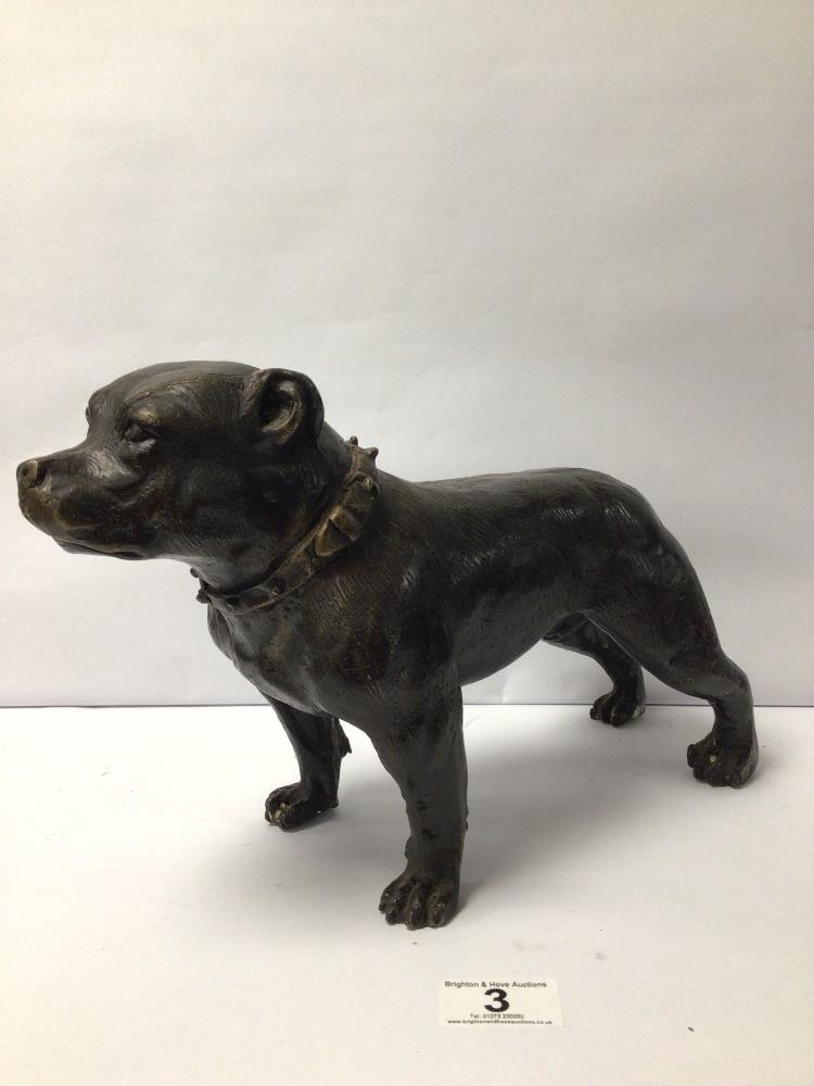 A BRONZE SCULPTURE OF A STAFFORDSHIRE BULL TERRIER, 35 X 20CM