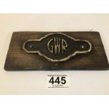A SMALL METAL G. W. R SIGN ON WOODEN PLAQUE 18 X 8CM