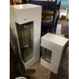 TWO MODERN WHITE DISPLAY CABINETS WITH LIGHTS, THE LARGEST 147 X 50 X 37CM