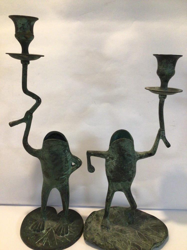 A PAIR OF BRONZED FROGS CANDLESTICKS ON LILY PADS, 28CM - Image 3 of 3