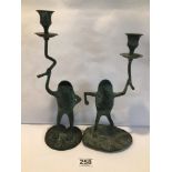A PAIR OF BRONZED FROGS CANDLESTICKS ON LILY PADS, 28CM