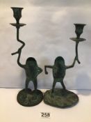 A PAIR OF BRONZED FROGS CANDLESTICKS ON LILY PADS, 28CM