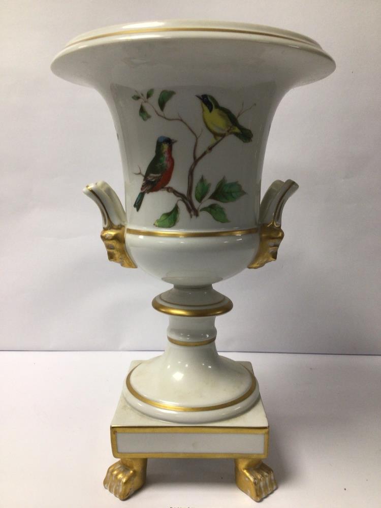 PORTUGUESE PORCELAIN TWIN HANDLED CAMPANA SHAPED VASE DECORATED WITH BIRDS WITHIN GILT BORDERS ON - Image 4 of 6