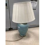 A LARGE CERAMIC TABLE LAMP, 70CM