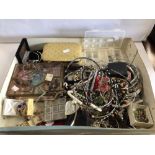 A QUANTITY OF MIXED VINTAGE COSTUME JEWELLERY