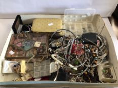A QUANTITY OF MIXED VINTAGE COSTUME JEWELLERY