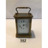 A VINTAGE BRASS CARRIAGE CLOCK WITH KEY, 14CM