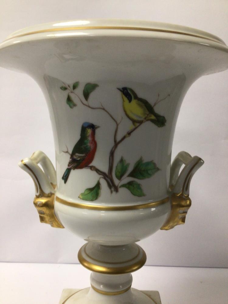 PORTUGUESE PORCELAIN TWIN HANDLED CAMPANA SHAPED VASE DECORATED WITH BIRDS WITHIN GILT BORDERS ON - Image 5 of 6