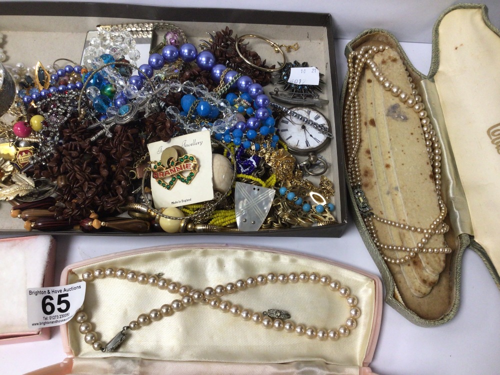 MIXED VINTAGE COSTUME JEWELLERY, PEARLS, BROOCHES AND MORE - Image 4 of 5