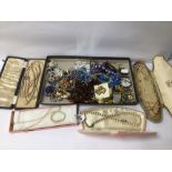 MIXED VINTAGE COSTUME JEWELLERY, PEARLS, BROOCHES AND MORE