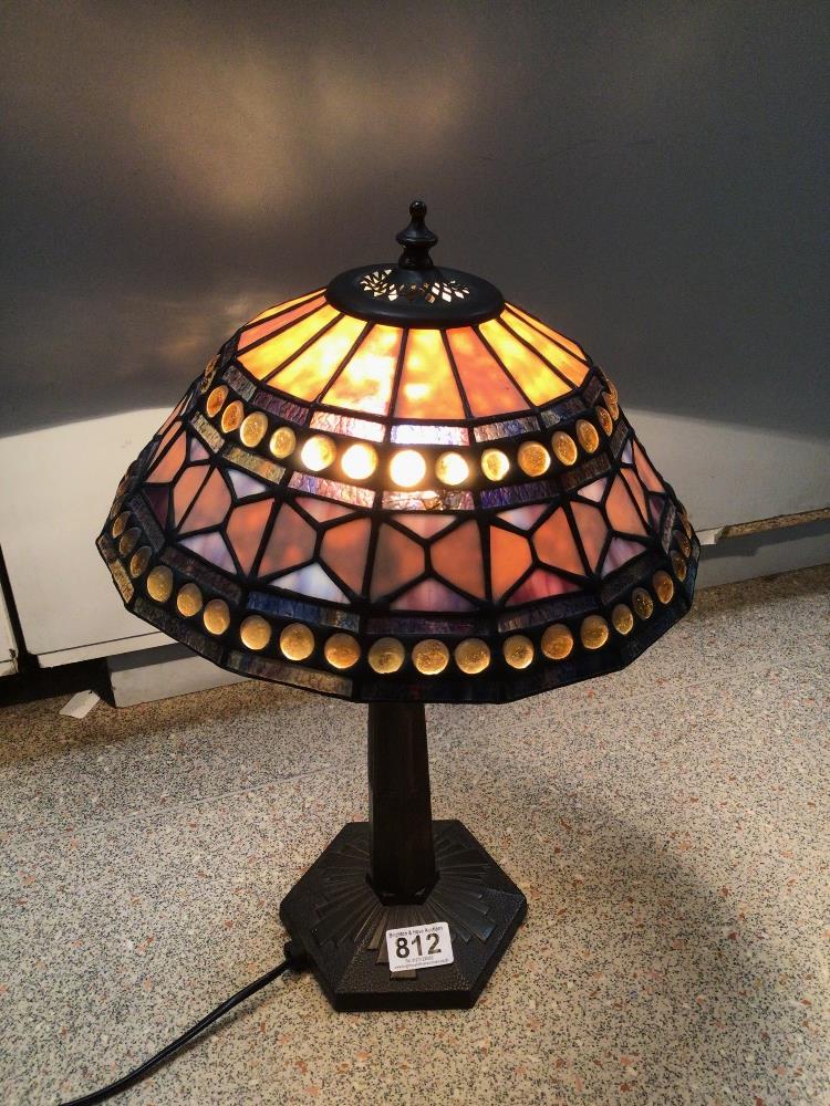 TIFFANY STYLE SIDE LAMP ON A METAL BASE, 46CM
