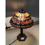 TIFFANY STYLE SIDE LAMP ON A METAL BASE, 46CM