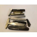 A QUANTITY OF PEN KNIVES, MOTHER OF PEARL, HORN AND MORE