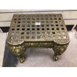LARGE VICTORIAN SOLID BRASS FOOTMAN TRIVET, WITH CLAW ON BALL FRONT LEGS, BEING 45CM X 34CM X 29CM
