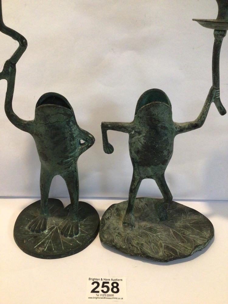 A PAIR OF BRONZED FROGS CANDLESTICKS ON LILY PADS, 28CM - Image 2 of 3