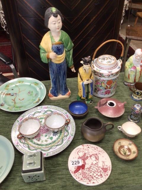 MIXED CHINESE AND JAPANESE PORCELAIN, TEAPOT, PLATES, FIGURES AND MORE - Bild 2 aus 18