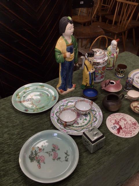 MIXED CHINESE AND JAPANESE PORCELAIN, TEAPOT, PLATES, FIGURES AND MORE - Bild 7 aus 18