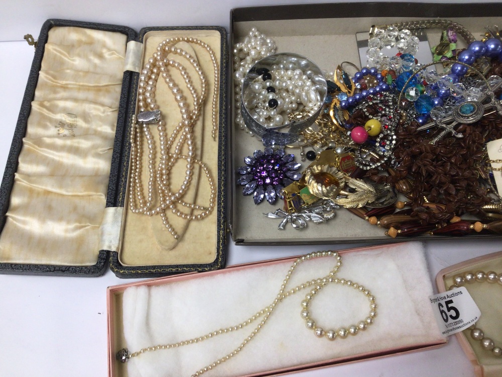 MIXED VINTAGE COSTUME JEWELLERY, PEARLS, BROOCHES AND MORE - Image 5 of 5