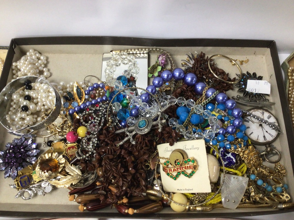 MIXED VINTAGE COSTUME JEWELLERY, PEARLS, BROOCHES AND MORE - Image 3 of 5