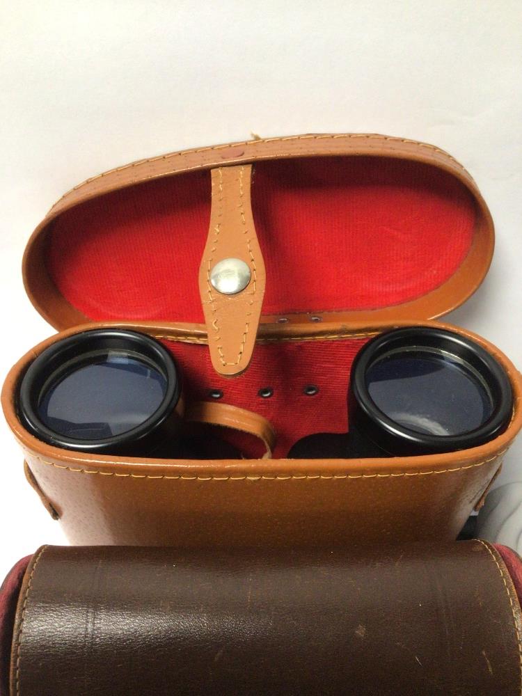 THREE VINTAGE BINOCULARS AND CAMERA, PRAKTICA, DEWOHLER, KASSEL 10 X 35 REGULA-WERK KING, CAMERA - Image 5 of 5