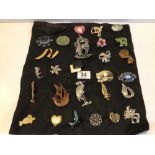 QUANTITY OF VINTAGE BROOCHES