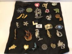 QUANTITY OF VINTAGE BROOCHES