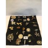 QUANTITY OF VINTAGE BROOCHES