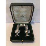 A PAIR OF HALLMARKED SILVER BALUSTER PEPPERS, ROBERT PRINGLE & SONS BIRMINGHAM 1915, IN MAPPIN &